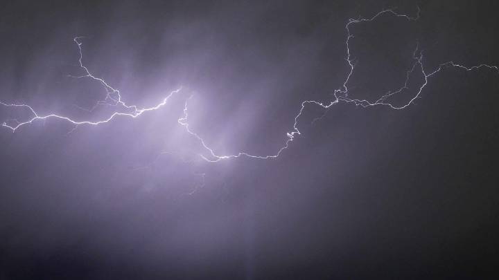 Meteorología emite "aviso" por probables tormentas eléctricas en zonas de ocho regiones del país