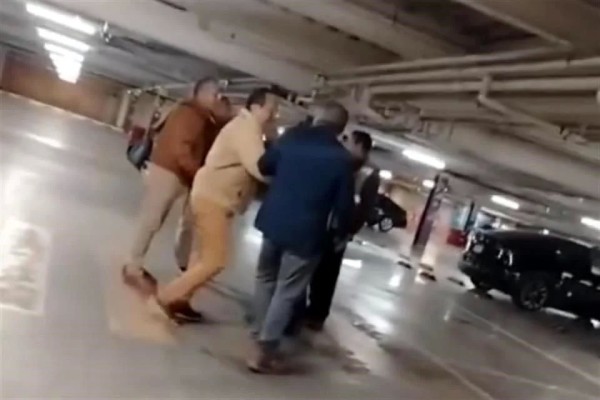 Arman escándalo diputado y funcionario en plaza en Metepec