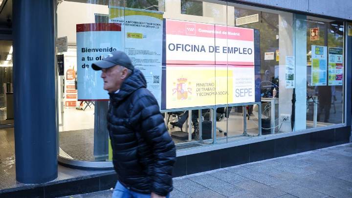 España destruye 14.000 empleos en noviembre pero el paro baja en 19.000 personas