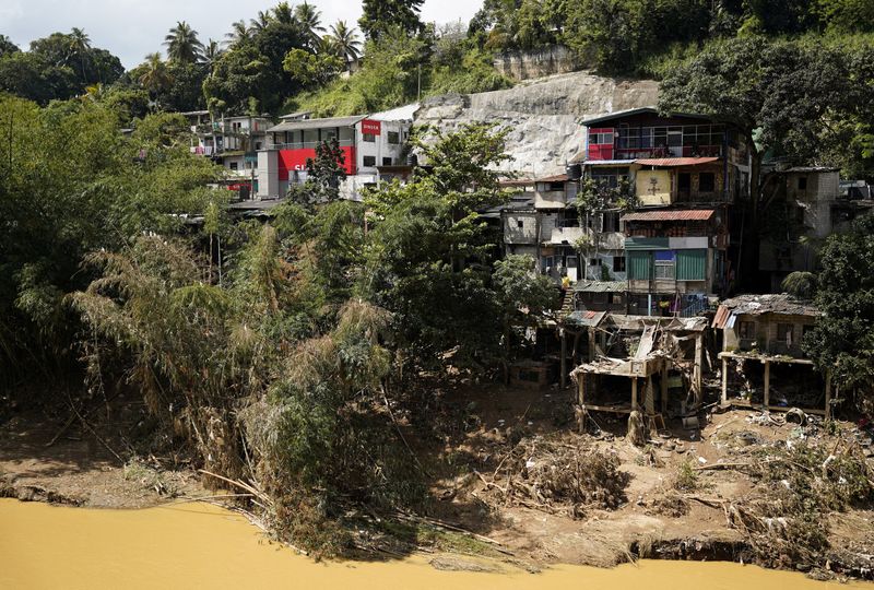 Deadly cyclone dents Sri Lanka's peak tourism season
