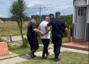 Le engancharon con el camión los cables de luz, salió a la calle y atacó al conductor