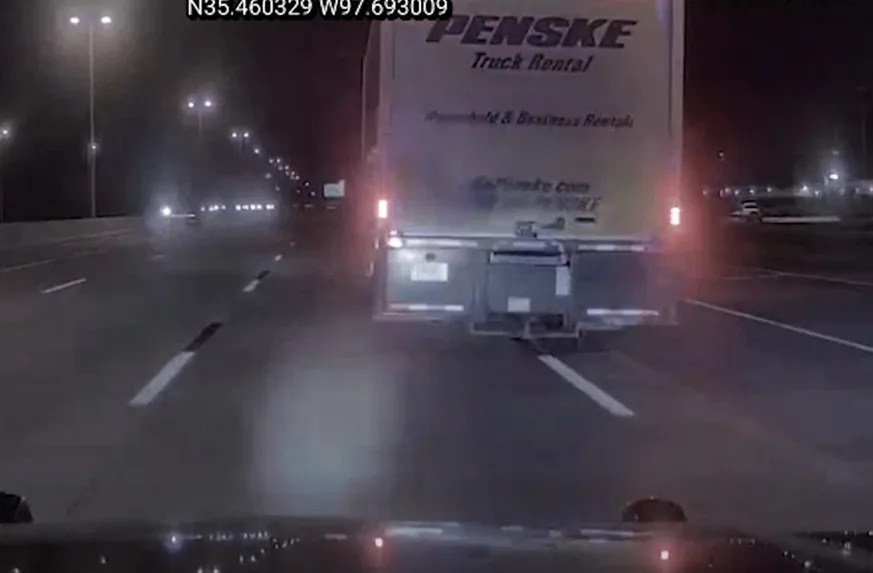 Persecución a Baja Velocidad de un Camión de Caja Termina con un Arresto por la Patrulla de Carreteras de Oklahoma