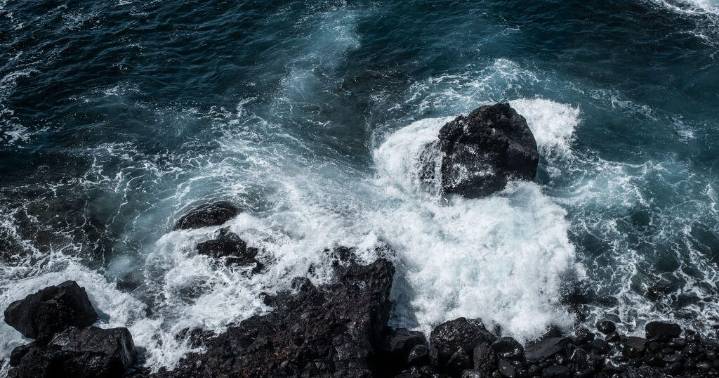 4 dead, 1 missing after wave drags swimmers out to sea at popular tourist spot in Spain