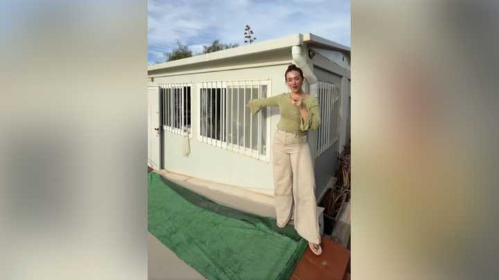 Esther: "Vivo en una casa prefabricada, me costó unos 25.000 euros, me ha dado la oportunidad de poder ahorrar para comprarme el piso que estoy reformando"