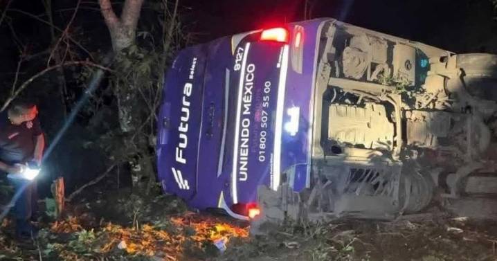 Volcadura de autobús en Hidalgo deja cinco muertos y más de 20 lesionados