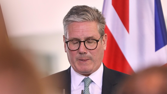 He approaches from behind. Drops his trousers. Keir Starmer is ready to bugger our Brexit