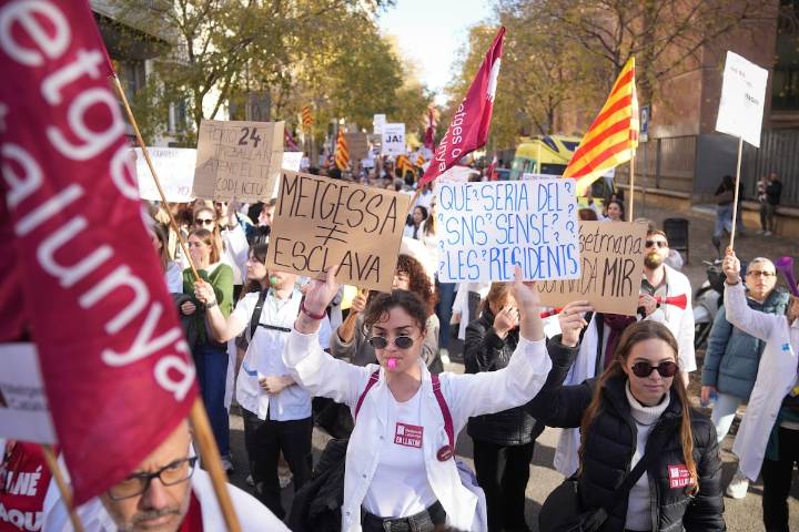 Los médicos catalanes en huelga regresan a las calles: “Nos están haciendo atender a los pacientes saltándonos todos los límites”