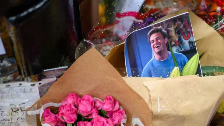 Médico que suministró ketamina al actor Matthew Perry fue condenado a 30 meses de prisión: también deberá pagar una millonaria multa