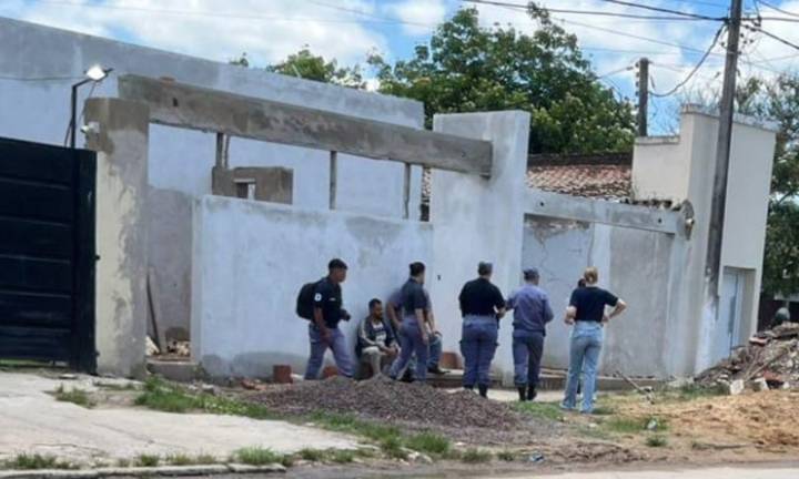 Un joven albañil murió electrocutado cuando operaba una máquina mezcladora en una obra en construcción