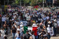 Marcha de blanco la Generación Z por las calles de la Ciudad de México