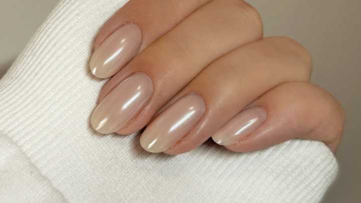 Uñas para Navidad de moda: 5 diseños de manicure nude que estilizan y rejuvenecen las manos