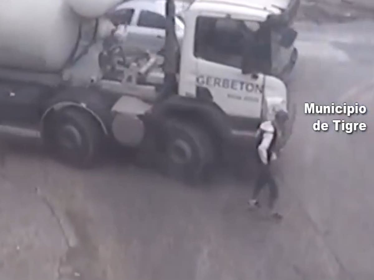 Se salvó de milagro. El momento en el que un hombre fue atropellado por un camión en Tigre