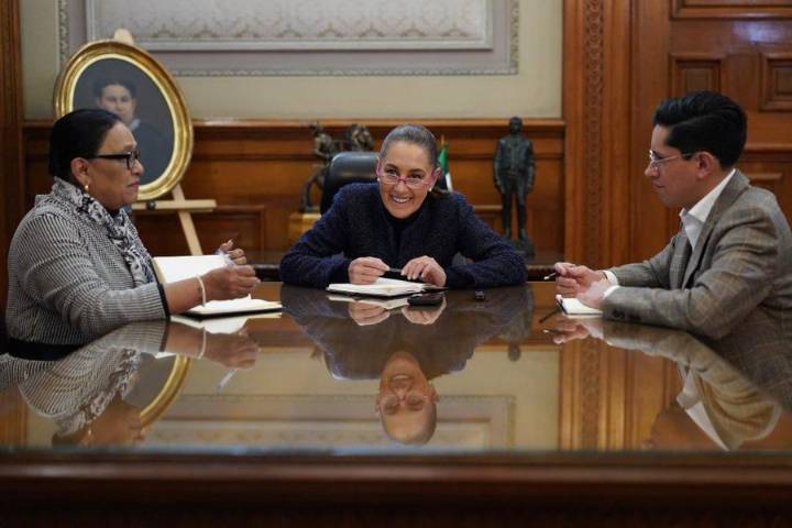 Invita Claudia Sheinbaum al papa León XIV a visitar México en llamada telefónica