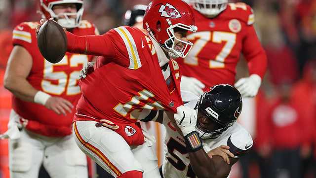 Chiefs gamble on 4th-and-1 backfires in tie game vs. Texans