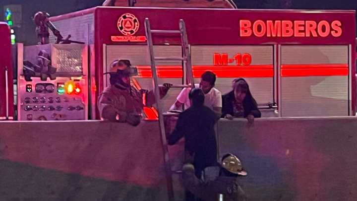 Rescatan a Mujer de 18 Años Tras Caer al Dren 2