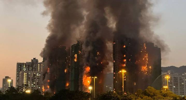 Hong Kong mantiene las elecciones y abre investigación independiente del incendio