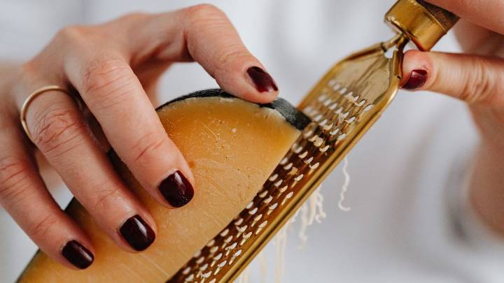 Cómo evitar que el queso quede pegado en el rallador: trucos de cocina