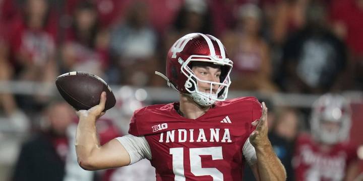 Indiana QB Fernando Mendoza wins Davey O’Brien National Quarterback Award
