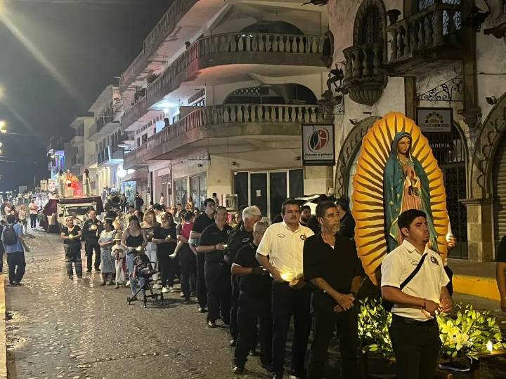 Con el “Santísimo” en un carro alegórico abren las Peregrinaciones en Puerto Vallarta