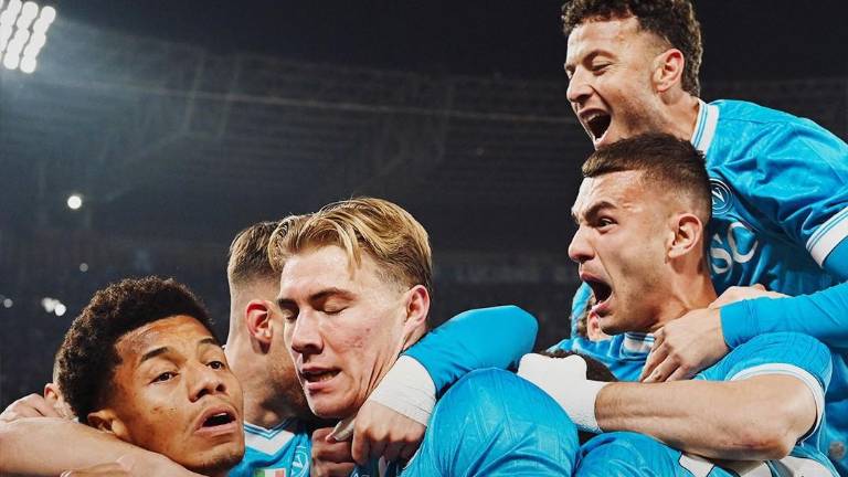 Napoli vence 2-1 a Juventus y se mantiene líder de la Serie A