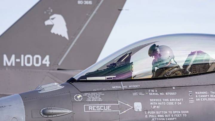 En el tramo de mayor desafío, los F-16 cruzan el Atlántico, rumbo a Brasil, y de allí volarán hacia La Base de Las Higueras