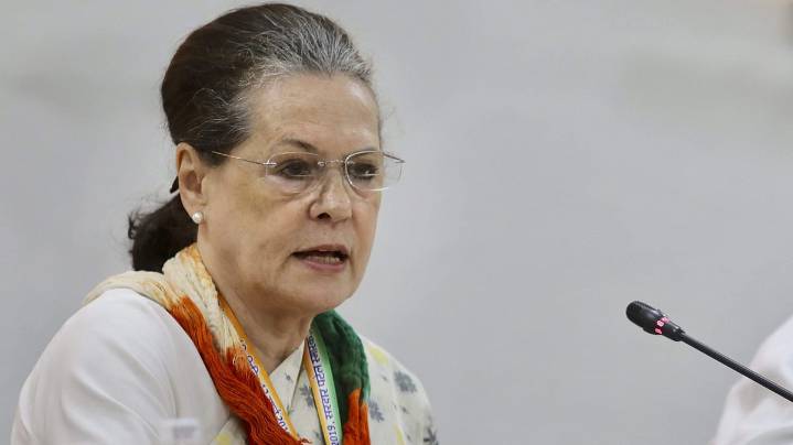 Karnataka power tussle: Sonia Gandhi steps in for first time, holds talks with senior leaders