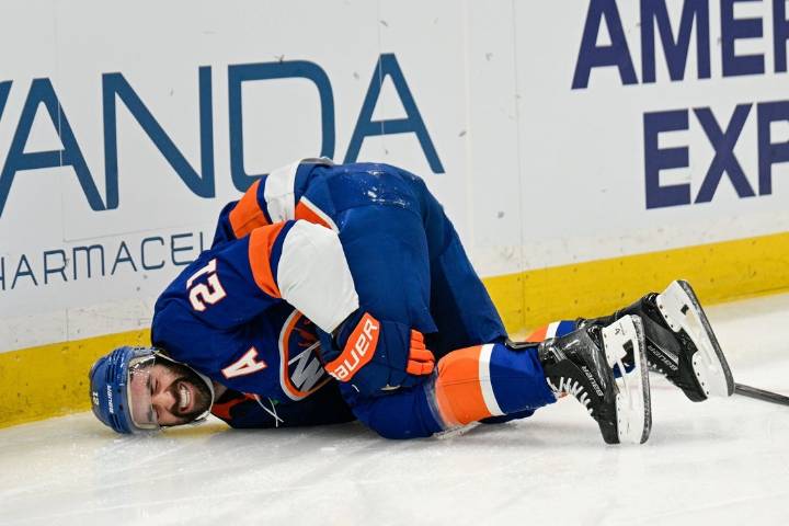 Deadspin | Islanders' Kyle Palmieri has torn ACL, out 6-8 months