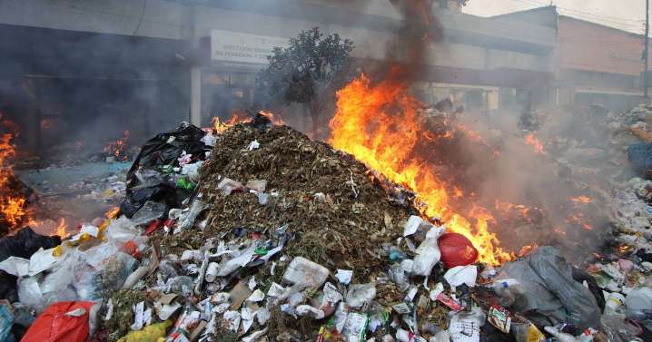 Trabajadores de limpia protestan en oficinas de Gobierno con vandalismo y quema de basura