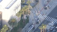 Mujer detenida tras presuntamente disparar al aire afuera del Museo de Arte del condado de Los Ángeles