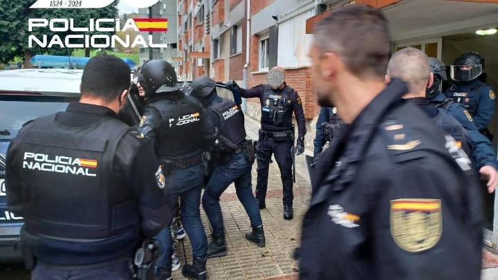 En libertad, con orden de alejamiento, el hombre que mantuvo encerrada y amenazada a su pareja durante diez días en Langreo