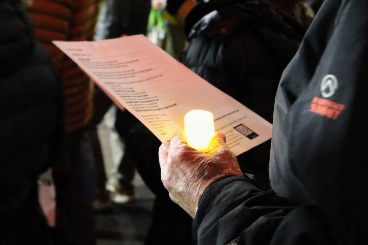 Portland faith leaders hold Blue Christmas vigil outside ICE facility