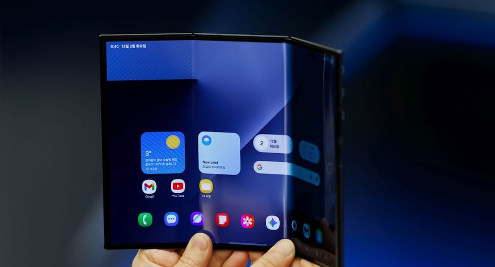 Samsung se adelanta a Apple y presenta su primer teléfono plegable en tres: el precio