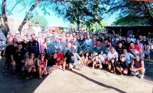 EN FOTOS | Los hinchas de Estudiantes ya viven la previa de la final en Santiago del Estero