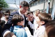 Kicillof encabezó la inauguración de una escuela secundaria con jardín de infantes en Longchamps