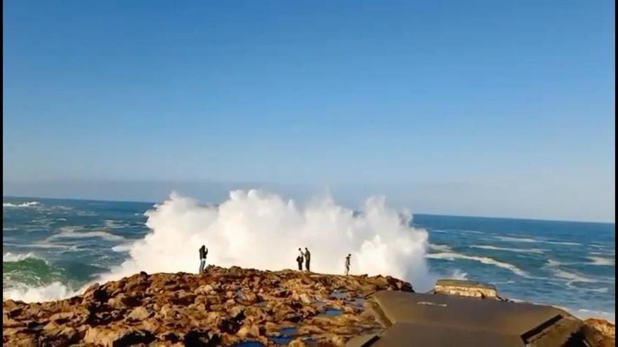 Así arrastró una ola a un joven junto a la caracola de punta Herminia en A Coruña