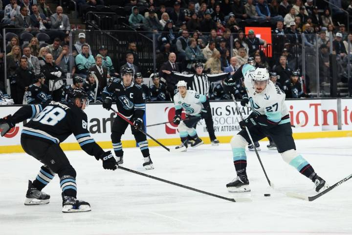 Deadspin | Mammoth tallies 3 in the third to outlast Kraken