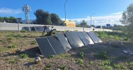 El llamativo 'parque solar' a un metro del acceso a la Vía de Cintura