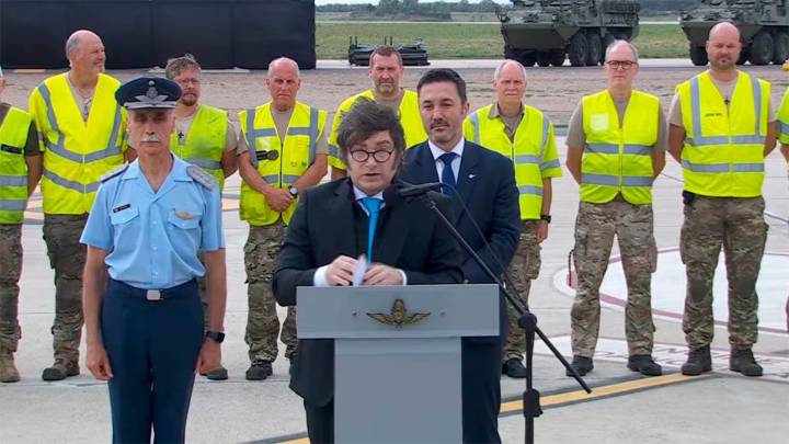 “Para ellos soberanía es una gran villa miseria decorada con banderines”: Milei cruzó al kirchnerismo en la presentación de los F