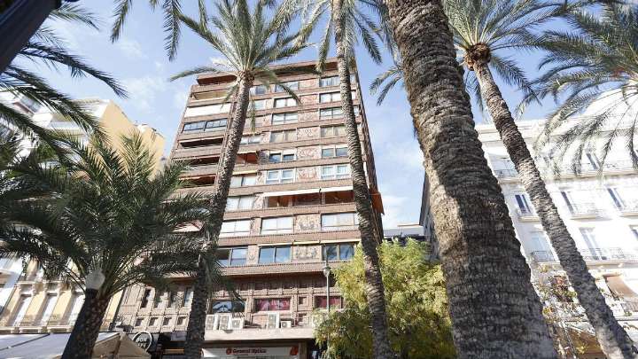 Con doble entrada, cinco habitaciones y vecinos "estacionales": detalles del privilegiado piso en el que Mazón instalará su oficina de expresidente en Alicante