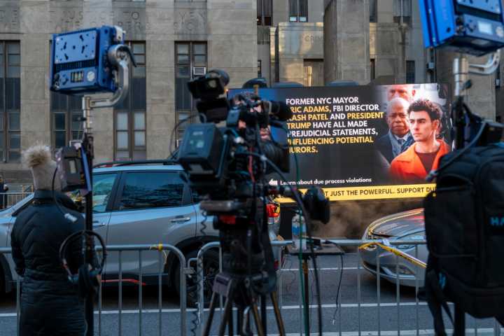 Mangione intenta excluir pruebas de su juicio por el asesinato de director ejecutivo