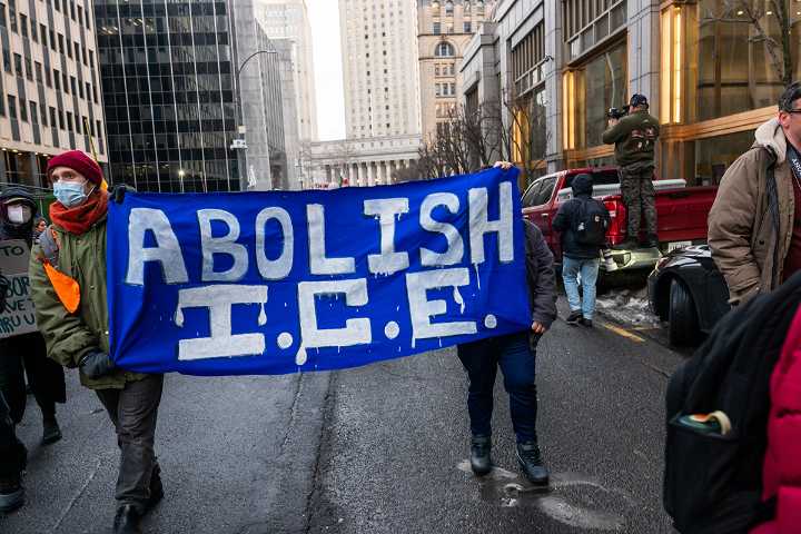 Manifestantes anti-ICE bloquean vehículos y atacan a policías en Nueva York