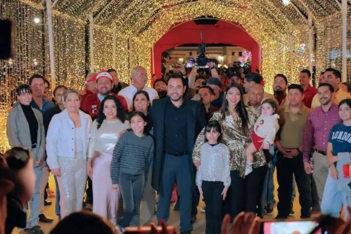 Los Cabos inicia celebraciones decembrinas con encendido del Árbol Navideño