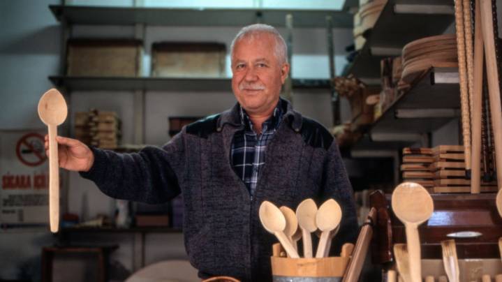 Mom's Spoon Preferred to Dad's Belt, Survey Results Suggest