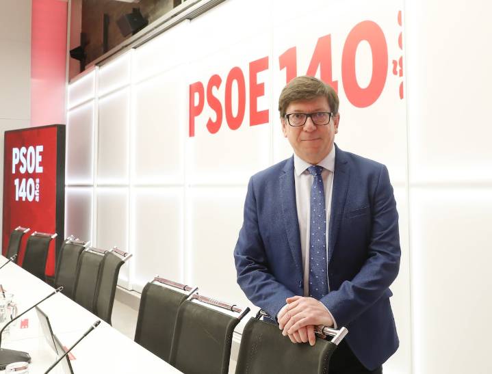 Ferraz intenta apaciguar los ánimos por el caso Salazar en una reunión de urgencia esta noche