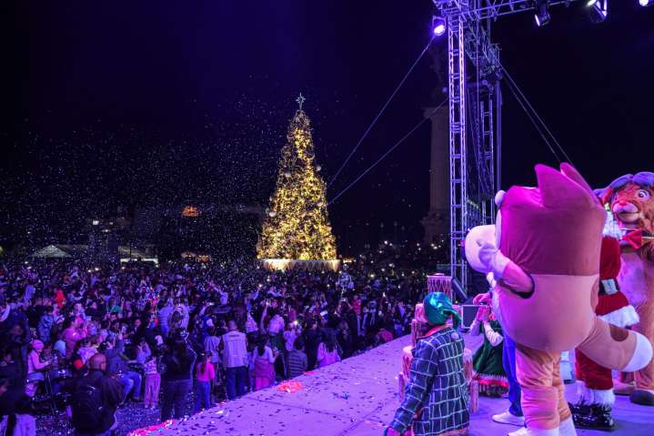 Inicia la fiesta «Navidad en familia»; realizan encendido del árbol y apertura de atracciones en la Plaza del Ángel