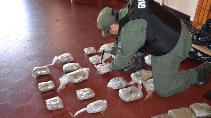 Gendarmería incautó más de 20 kilos de marihuana ocultos en una encomienda en Corrientes