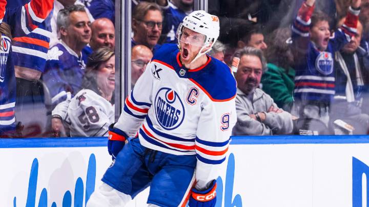 McDavid’s 2 goals, assist help Oilers surge past Maple Leafs in Jarry debut