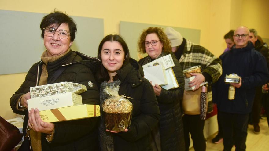 Devoción en A Coruña por los dulces de convento en la mayor feria de España: "El año pasado hicimos una hora de cola"