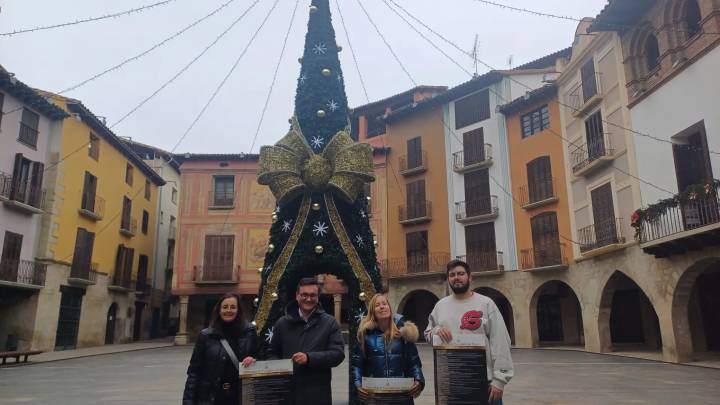 Graus estrena árbol en la plaza Mayor en una Navidad con 40 actividades muy variadas