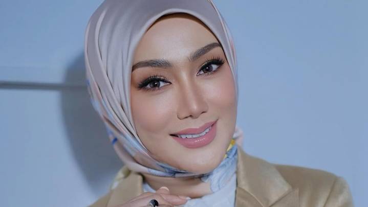 Malaysian superstar Erra Fazira set to marry entrepreneur boyfriend on Dec 12